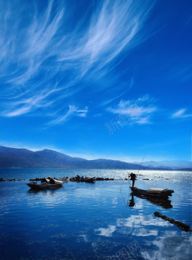 蓝色天空湖泊船只背景元素摄影图片