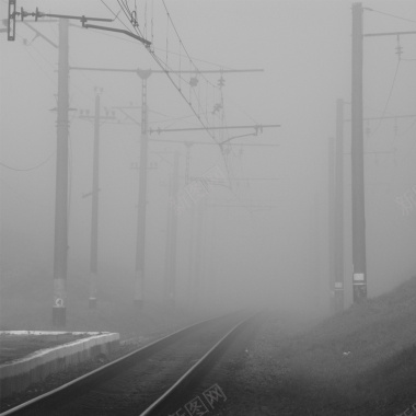 天气解说大雾中的列车摄影图片