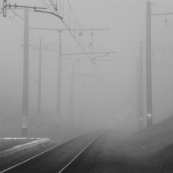 大雾风景大雾中的列车高清图片