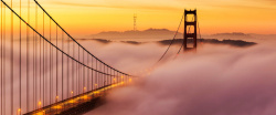 雾中云雾中的吊桥高清图片