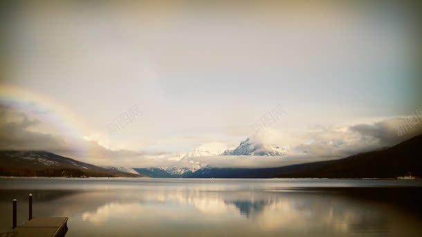 远山雪景湖面壁纸背景