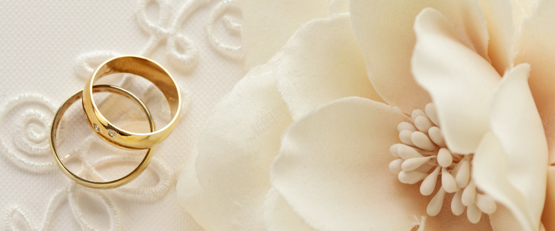 一堆珠宝首饰唯美的婚礼戒指摄影图片
