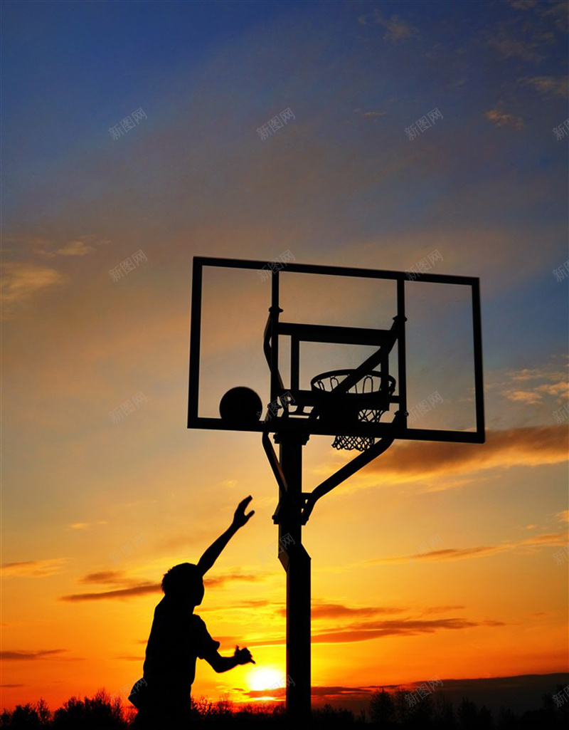 打篮球的运动员psd_新图网 https://ixintu.com 体育运动 傍晚 打篮球 摄影 晚霞 球赛 篮球场 篮球运动 篮球运动员 蓝球比赛 风景 黄昏
