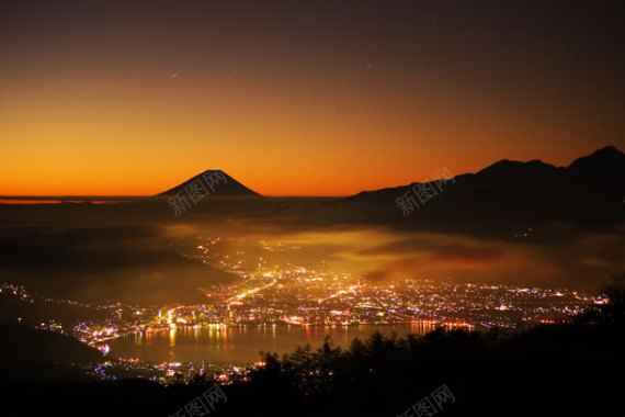 夕阳城堡夜景大山背景