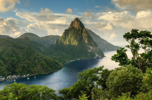 高山河流绿地美景背景