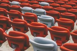 红椅红椅白椅交叉排列高清图片