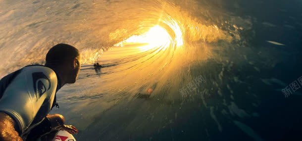 海浪中的男人jpg设计背景_新图网 https://ixintu.com 人物 冲浪 浪花 男人