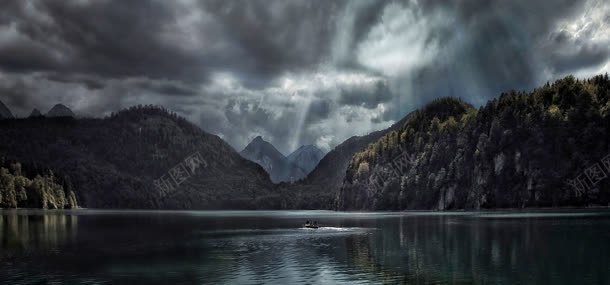 高山湖面背景背景