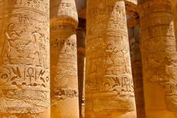 埃及图腾鸟柱子上的雕刻高清图片