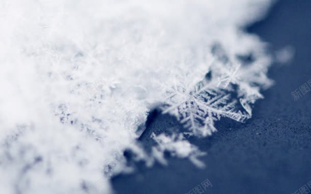 晶莹剔透的雪花海报背景背景