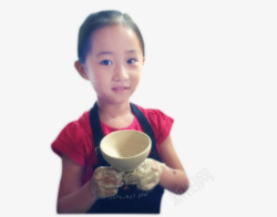 红半袖小女孩手中的手工陶瓷碗高清图片