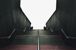 地铁上班地铁空旷的楼梯高清图片