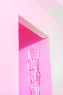 粉色梦幻窗台上的透明水杯背景