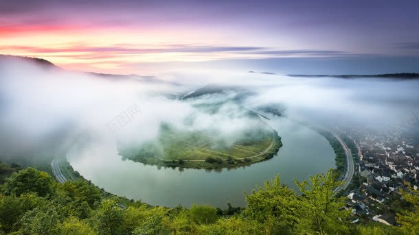 薄雾湖面绿树乡村背景