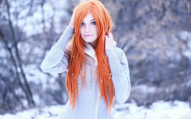 冬季雪中橙色头发的女人海报背景背景
