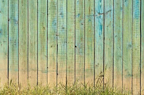 绿草与蓝色复古木板背景