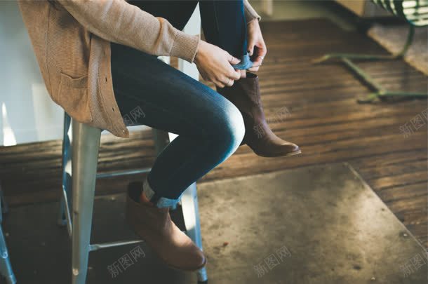 坐在凳子上挽裤脚的女子jpg设计背景_新图网 https://ixintu.com 凳子 女子 裤脚