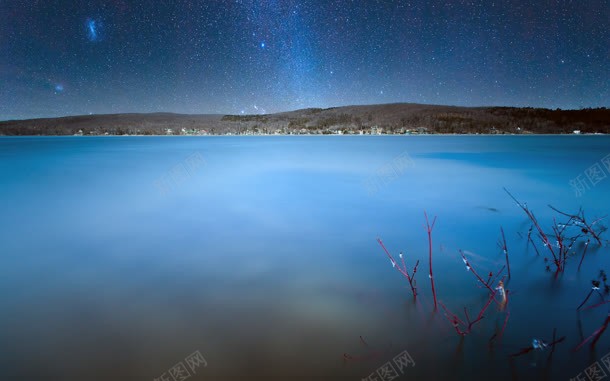 蓝色星空下的蓝色湖面jpg设计背景_新图网 https://ixintu.com 星空 湖面 蓝色