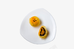 蛋黄芯白色盘子里的黄色西点高清图片