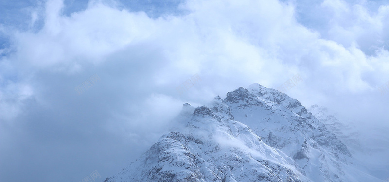 烟雾缭绕的高山雪峰jpg_新图网 https://ixintu.com 世界 大自然 山云 山天气 山峰山 心情 摄影 景观 洁净 海报banner 清爽干净 瑞士山 蓝天雪峰 阳光 风景 高山