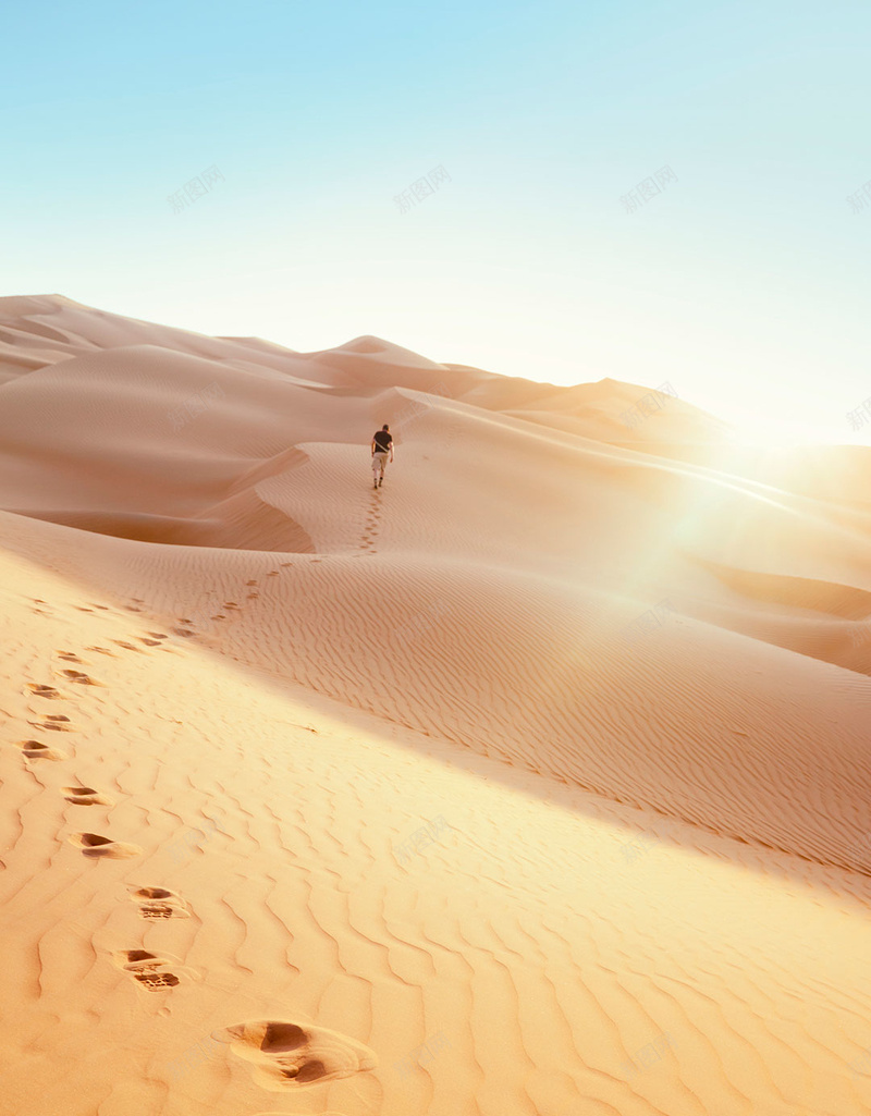 沙漠唯美H5背景jpg设计背景_新图网 https://ixintu.com H5 h5 人影 天空 沙漠 纹理 脚印 质感 阳光