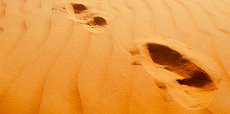 沙漠唯美H5背景jpg设计背景_新图网 https://ixintu.com H5 h5 人影 天空 沙漠 纹理 脚印 质感 阳光