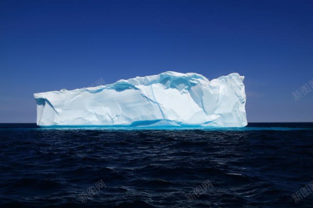 大海里漂浮的巨大冰山jpg设计背景_新图网 https://ixintu.com 冰山 巨大 海里 漂浮