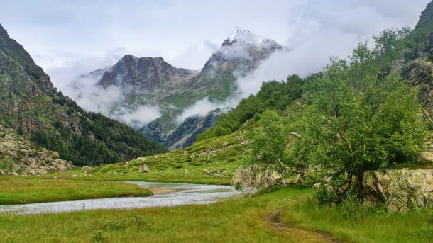 烟雾缭绕的座座山峰背景