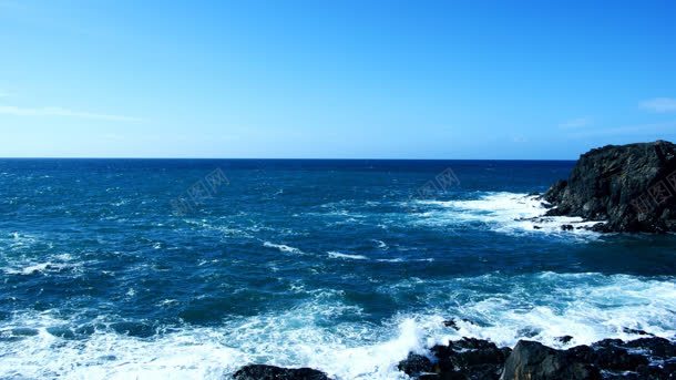 奔涌不息的海面背景