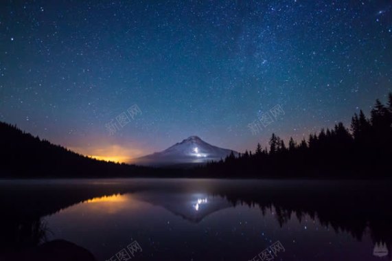 蓝色星空夕阳湖泊背景