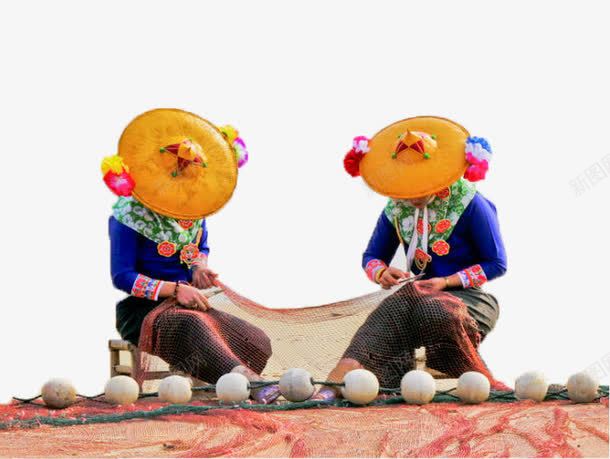 两个织鱼网的惠安妇女png免抠素材_新图网 https://ixintu.com 两个 坐着 惠安女 惠安妇女 织鱼网
