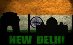 新德里印度国旗与建筑剪影高清图片