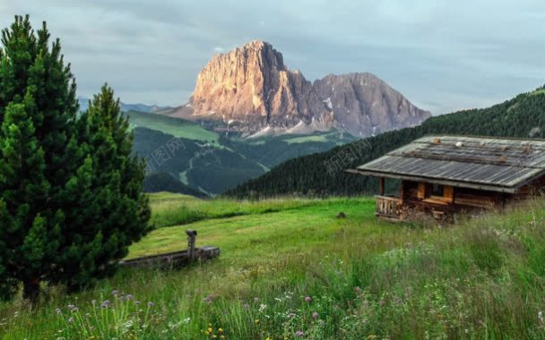 山坡上的低矮小屋背景