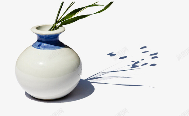 白色陶瓷瓶里的植物png免抠素材_新图网 https://ixintu.com 插花 植物 瓷器 白色 陶瓷
