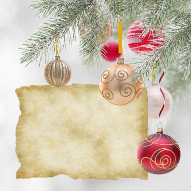 圣诞树装饰品与牛皮纸背景