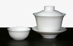 桌上白色的盖碗和茶杯素材