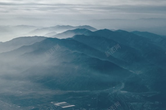 摄影高山云朵环境渲染效果摄影图片