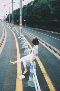 街景女孩道路创意背景