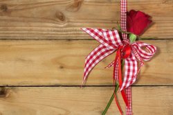 蝴碟结木板上的玫瑰花与蝴碟结高清图片