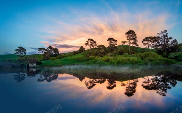 夕阳下的湖泊和树林jpg设计背景_新图网 https://ixintu.com 夕阳 树林 湖泊