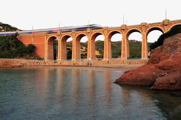 架在水上的高架桥png免抠素材_新图网 https://ixintu.com 列车 建筑 水河 江 流水 运输 高架桥