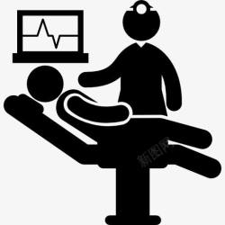 医用担架病人躺在担架上与医生图标高清图片
