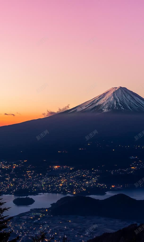 富士山下的城市海报背景jpg设计背景_新图网 https://ixintu.com 城市 富士 山下 海报 美丽的富士山 背景