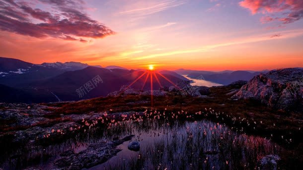 紫色梦幻夕阳山峰背景