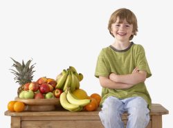 笑着的男孩水果中微笑着的小男孩高清图片