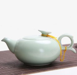 茶壶垫竹垫上的青瓷茶壶高清图片