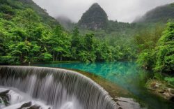 雾云雾云密布下的绿山峰高清图片