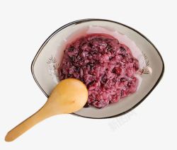 甜酒盘子里的紫米醪糟高清图片