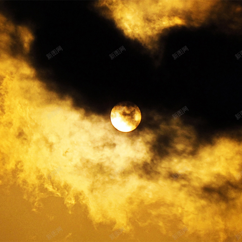 燃烧的月亮psd_新图网 https://ixintu.com 主图 摄影 月亮火焰云金黄 风景