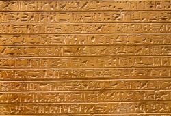埃及图腾鸟古代埃及象形文字石刻高清图片